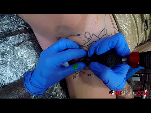 ❤️ Ekstremt tatovert hottie Sully Savage tok en tatovering på klitoris ❌ Sexvideo hos oss ☑